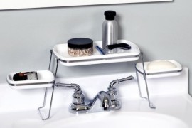 Creative stand helps create additional space in the small bathroom