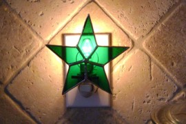 Star-shaped stained glass night light in Green