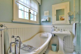 Lovely traditional bathroom in blue and white