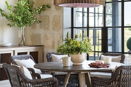 Breakfast zone with informal seating