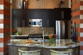 Chic contemporary kitchen flanked by horizontal stripes