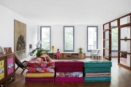 Colorful modular sofa units for the living room [Design: Schöningmosca Architekten]