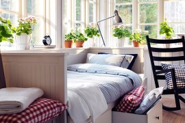 Daybed with storage drawers is perfect for the smart guest bedroom