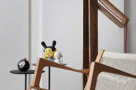 Gorgeous and sleek reading nook with flooor lamp