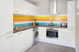 Kitchen backsplash that is all about cheerful elegance