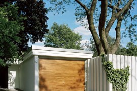 Street facade and parking space of the Courtyard House in Berlin
