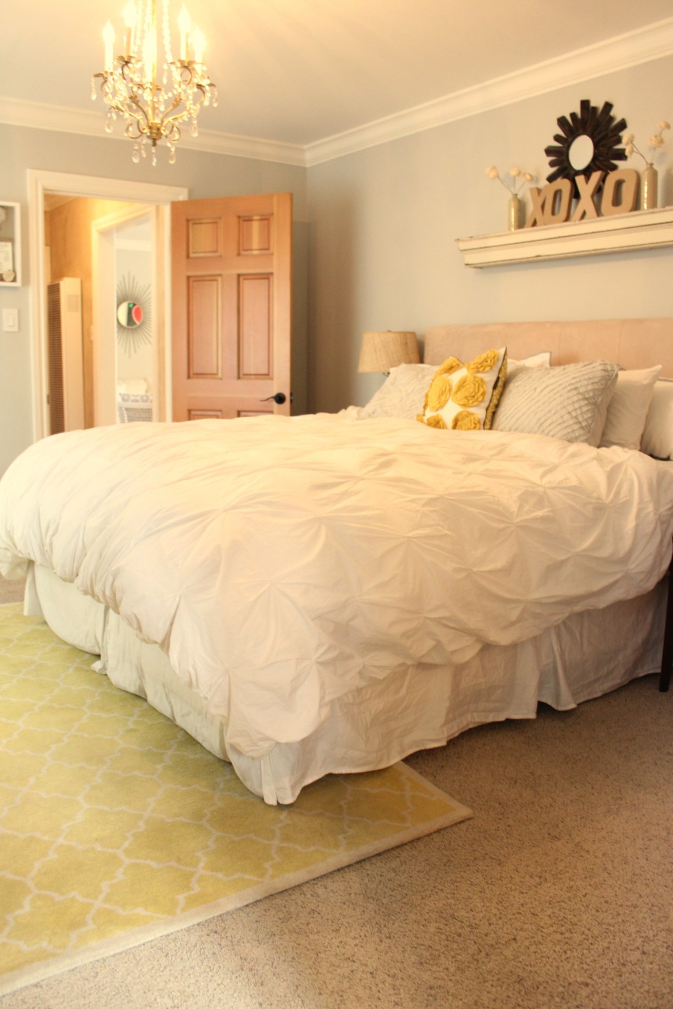 Yellow Moroccan trellis rug brightens up white bedding