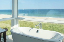 Bathtub with a view of the beach