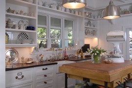 Beach style kitchen with a simple and elegant island [Design: Jordan Design Studio]