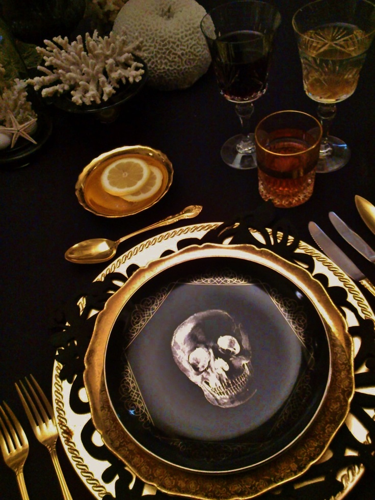 Black and gold plates with skulls on the make for a perfectly scary Halloween dinner party