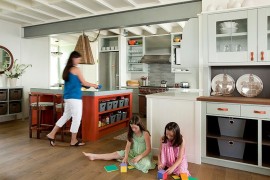Cheerful beach style kitchen with smart shelving [Design: S+H Construction]