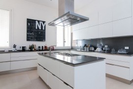 Chic Italian kitchen design in black and white