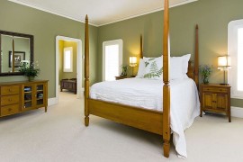 Green is an ideal color choice for the tropical bedroom