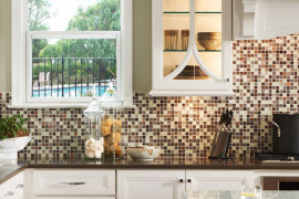 Kitchen backsplash with different shades of brown and neutral colors