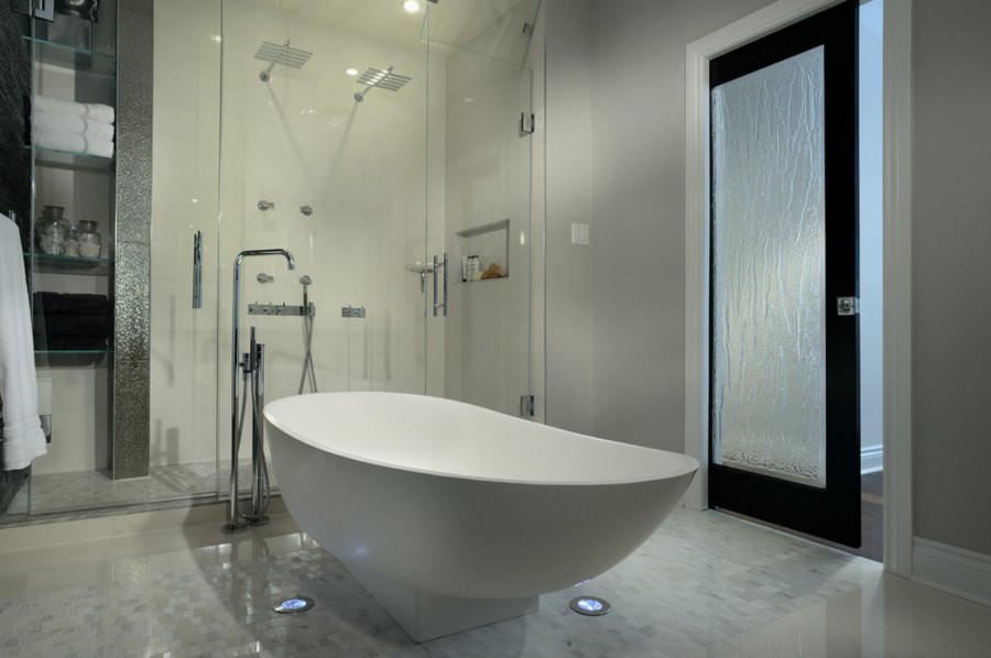 Modern bathrooom with a rain glass door