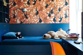 Trundle bed in navy blue and Deco Monkeys in biscuit by De Gournay wallpaper for the vivacious kids' room