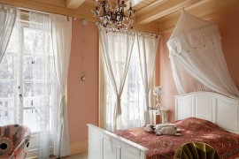 Colorful, modern take on the shabby chic style [Design: Akant-Yauza]