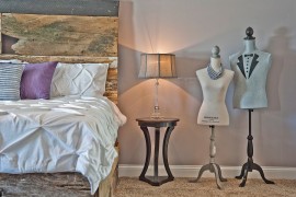 Flea market finds fit in perfectly with the shabby chic style [Design: 5 East Interiors]