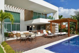 Freestanding pergola next to the pool for the contemporary home