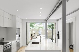 Kitchen in white connected with the exterior