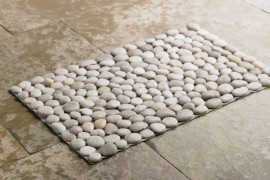Pebble bath mat with light colored pebbles