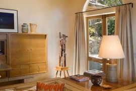 Warm wooden elemnts give the weekend cabine a cozy ambiance