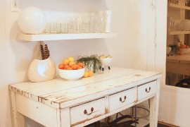 A weathered table is the ideal workstation in the shabby chic kitchen!