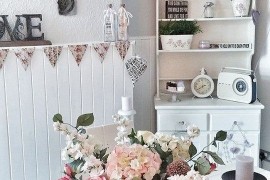 Making use of the corner space in the dining room [Design: Choses Jolies Petites Interior]