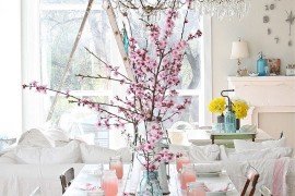 Perfect use of shabby elements, white and color in the dining room