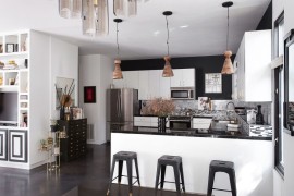 Series of 3 pendant lights over a kitchen bar