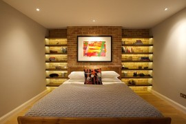 Turn the accent brick wall in the bedroom into a sparkling architectural feature