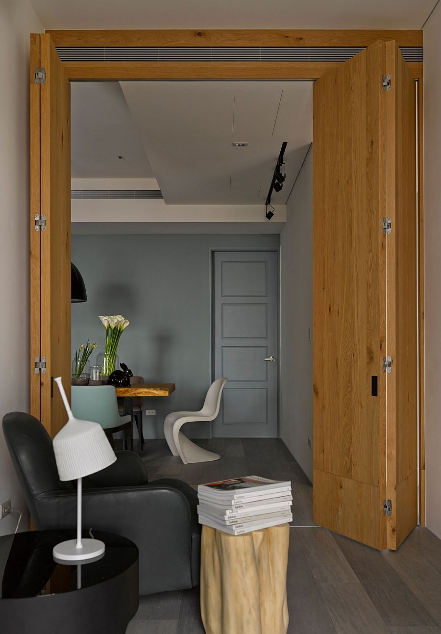 Folding wooden doors create rooms within larger living area.jpg Case mobili di fina