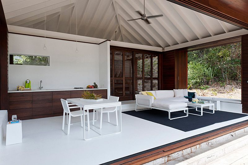 Small Tropical-Style Beach House Opens Up to the World Outside