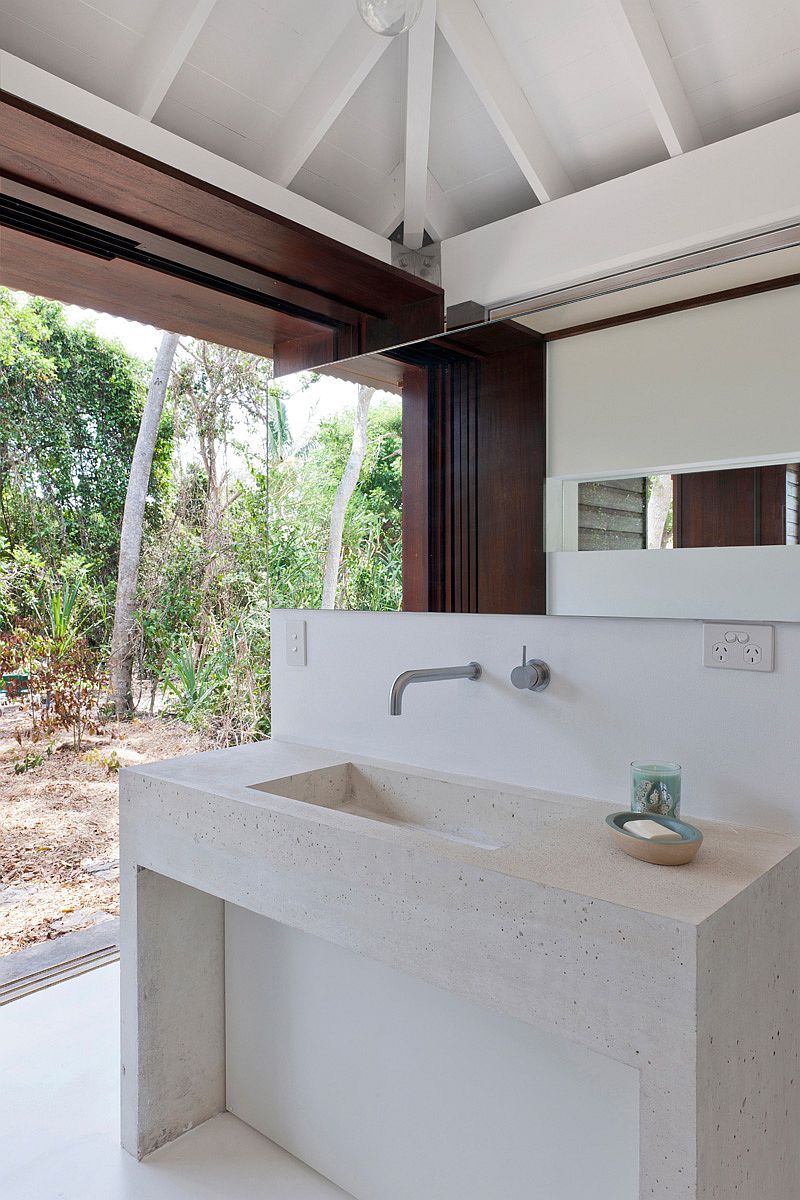 Small Tropical-Style Beach House Opens Up to the World Outside