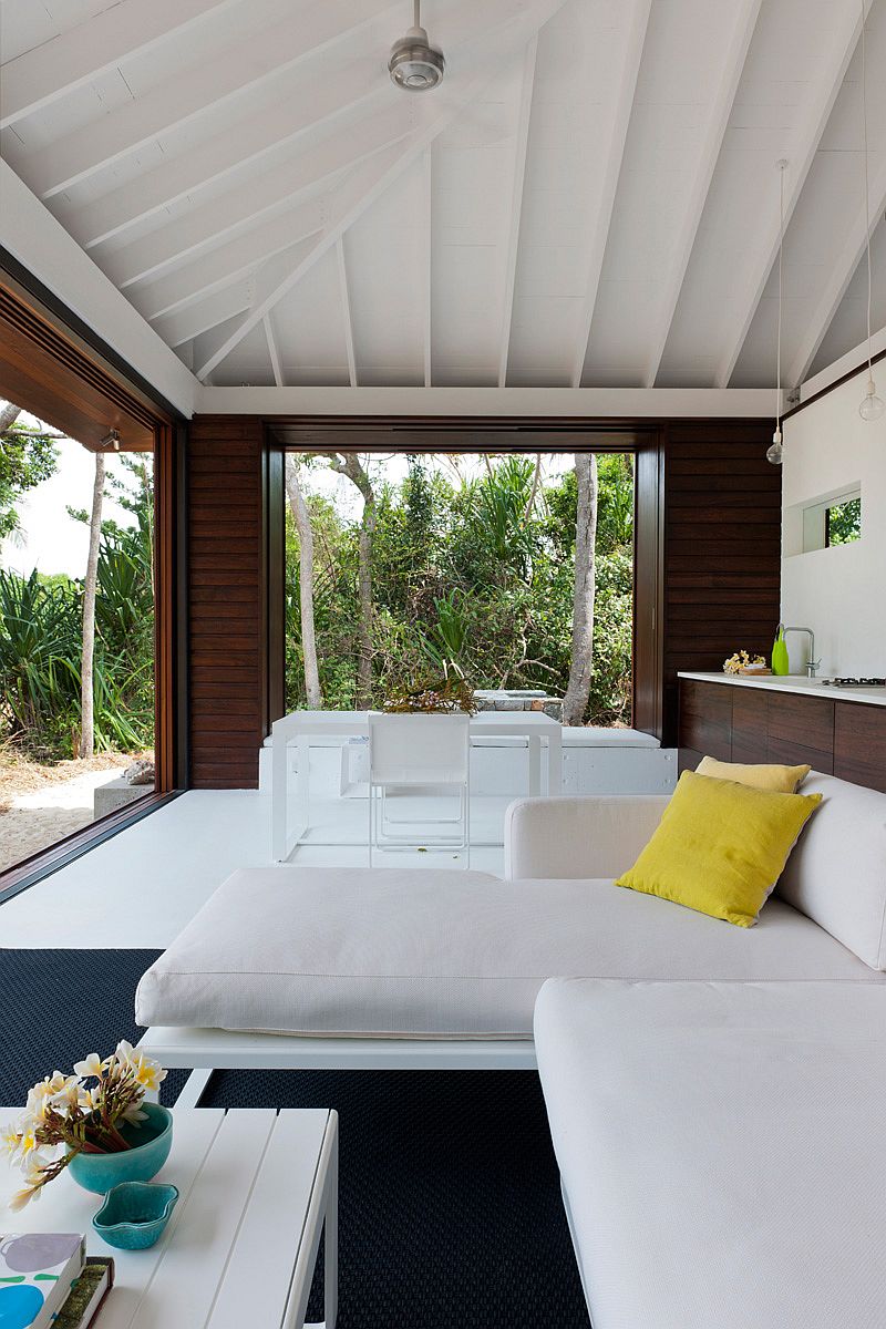 Small Tropical-Style Beach House Opens Up to the World Outside