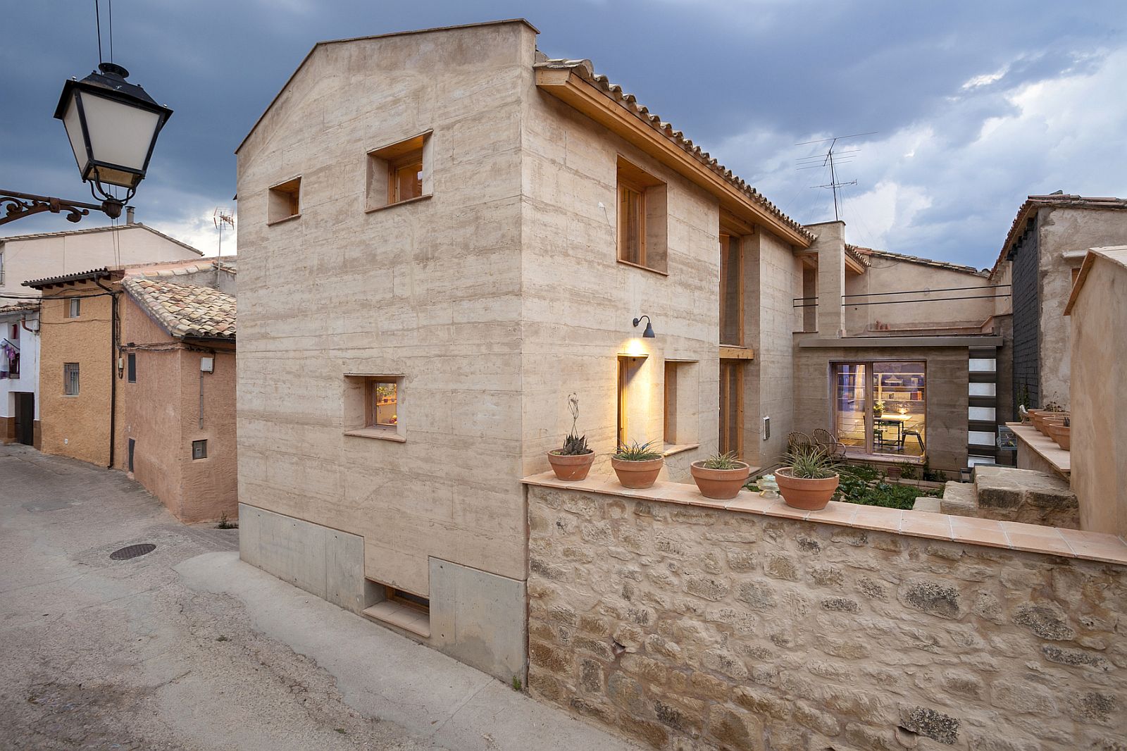 Architectural Revival: Sustainable Rammed Earth House in Spain