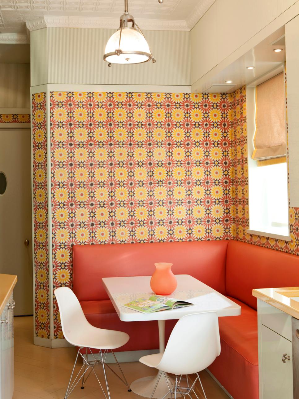 Dining in comfort with kitchen banquettes