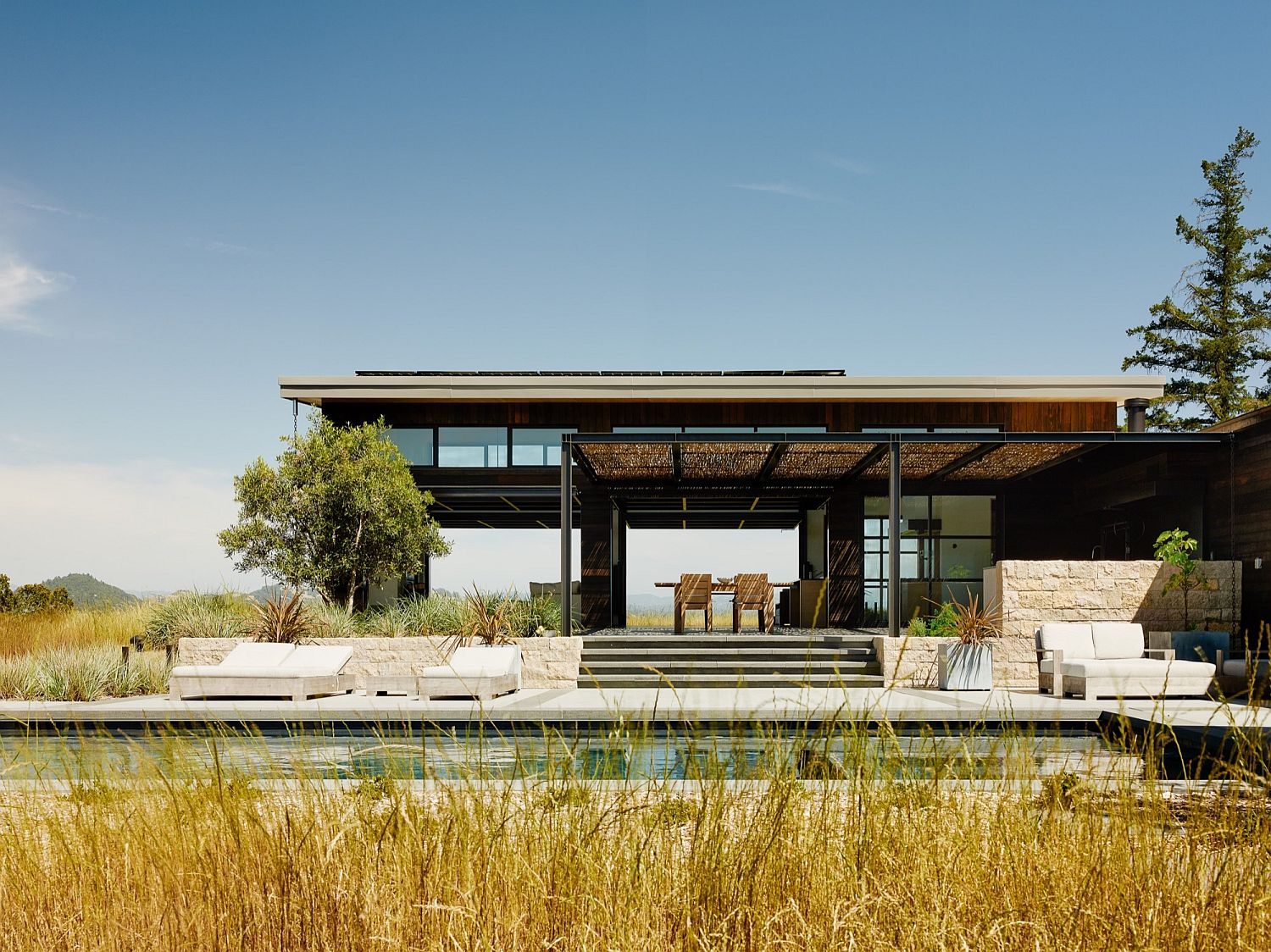 Connecting with Nature: Open and Serene Retreat Blurs Traditional Boundaries