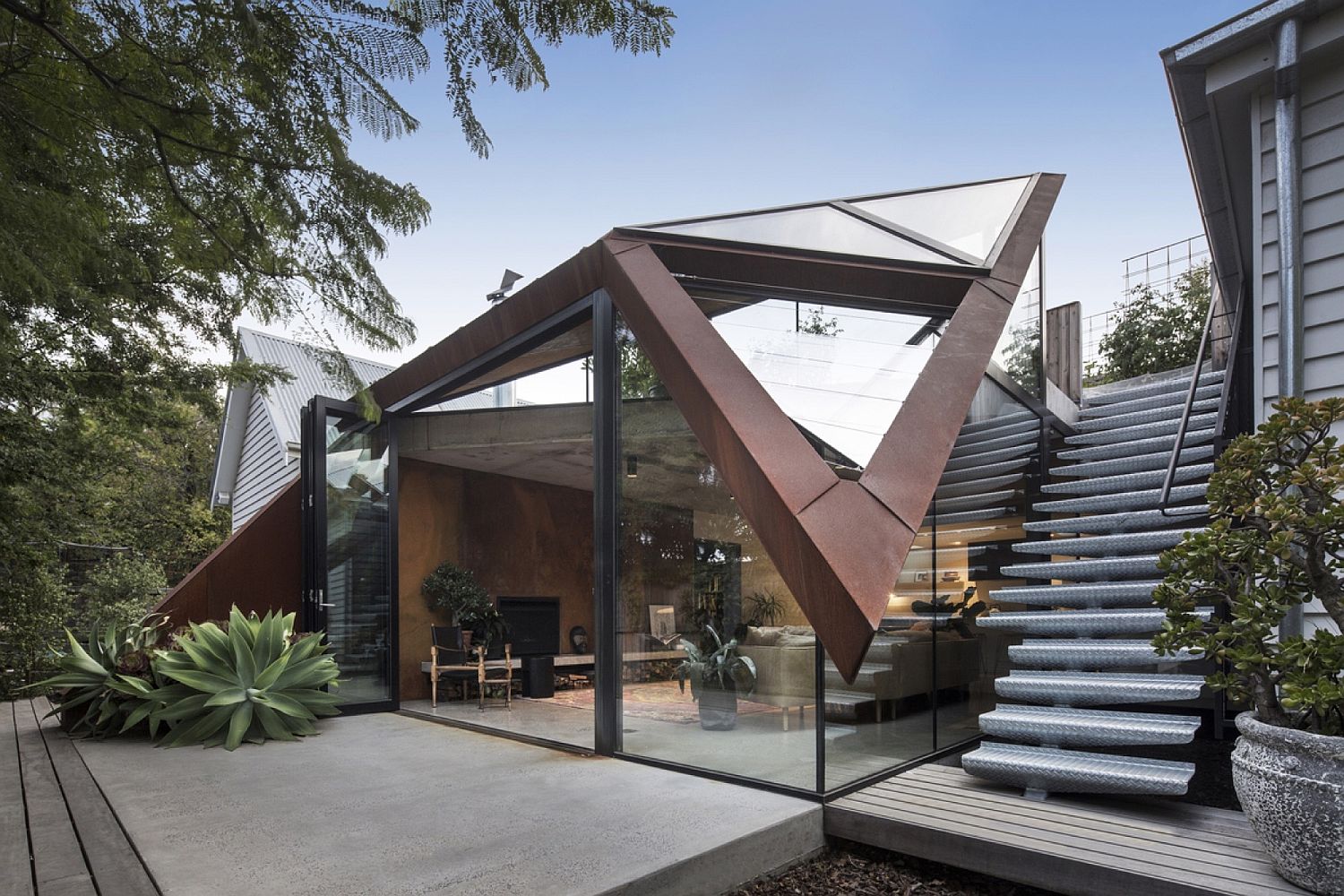 Sensationally Sculptural: Daring Lounge with Glazed Roof and Edible Garden