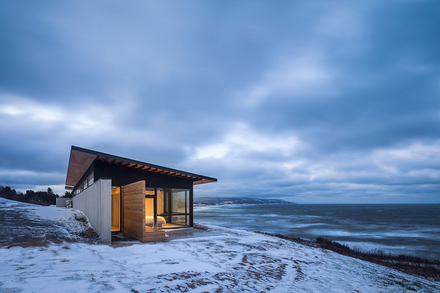A Dramatic Escape: Secluded Ocean-Side Retreat with Incredible Views