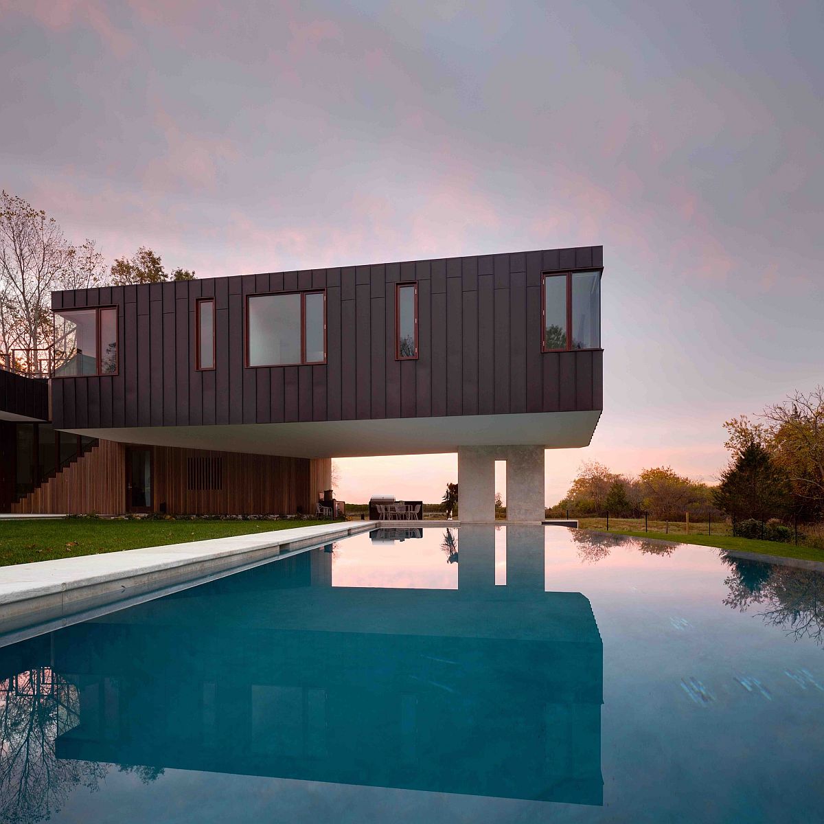 Cantilevered Oceanside Home Finds Space within Green Wetlands