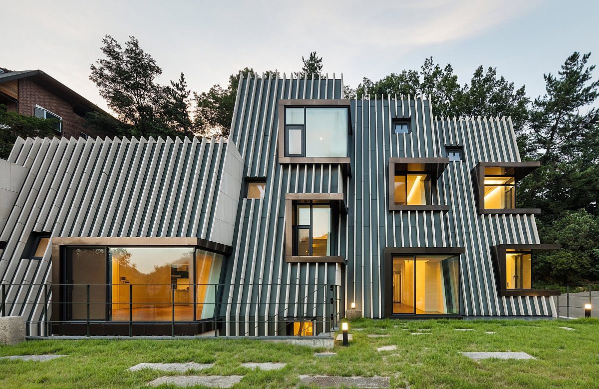 Etched into the Landscape: Dramatic Deep House with Box-type Corner Windows