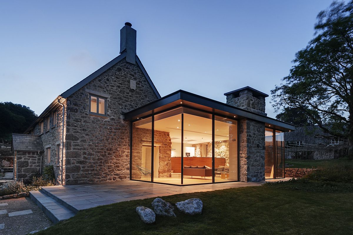 Glass and Timber Extension Revamps 18th Century Farmstead in UK