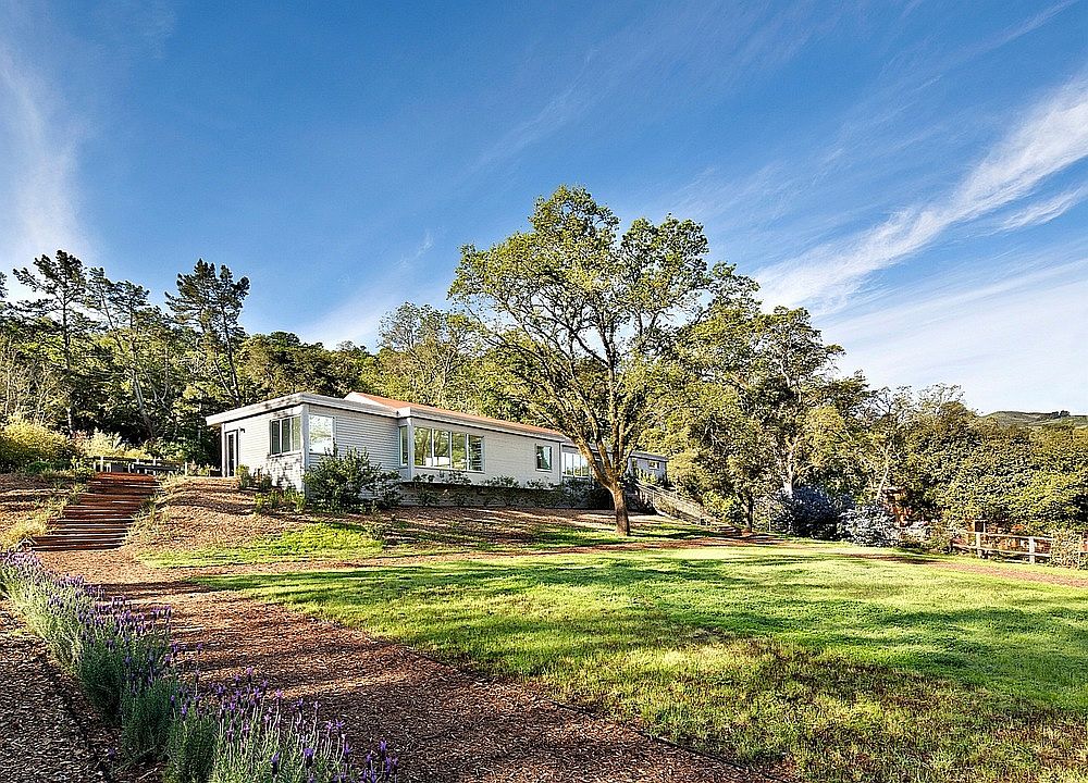 Hillside Modern: Charming Family Home Designed for Outdoor Living