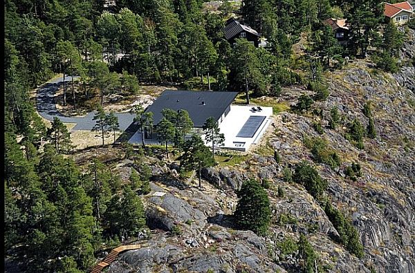 Stunning-Swedish-House-With-Lake-Views-10