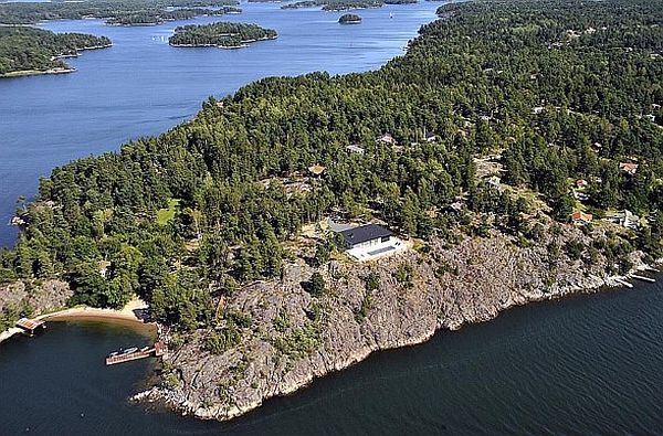 Stunning-Swedish-House-With-Lake-Views-11