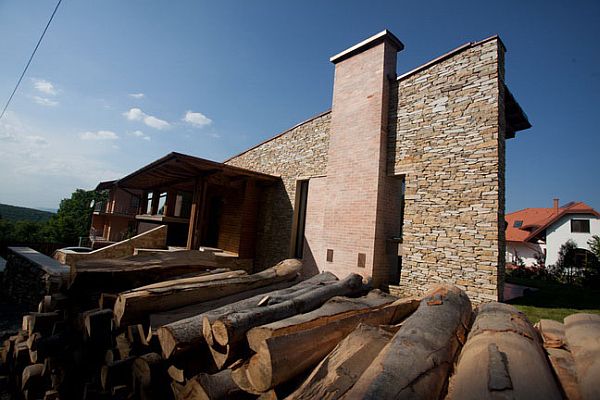 Stone House in Romania, Tektum 1