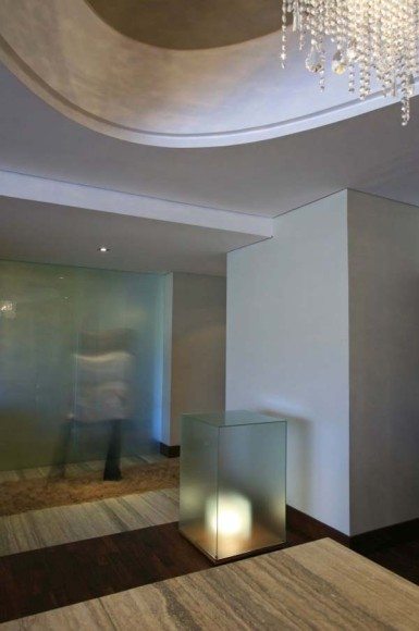 Delightful interior design with contemporary accents by Pascal ...