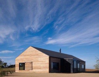 Panoramic Australian Residence inspired by farmhouses: Hill Plain House