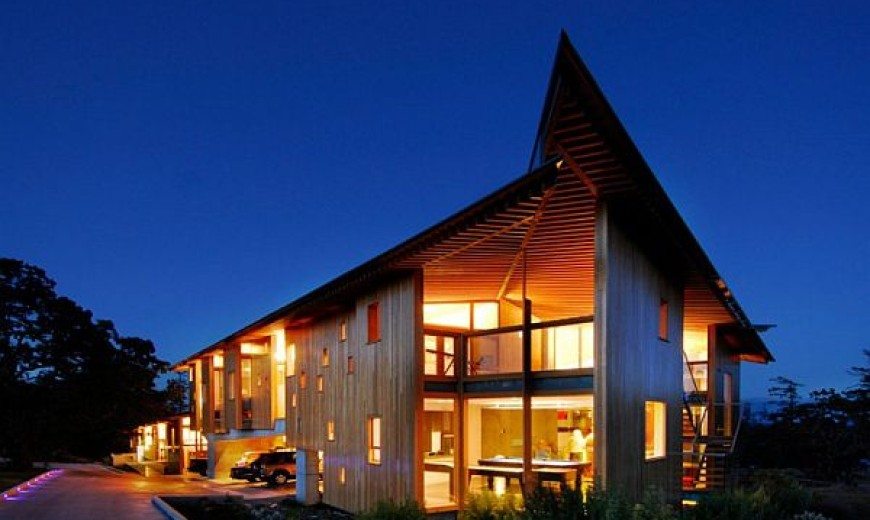 Modern Ranch in British Columbia Charms With Its Luxury Amenities